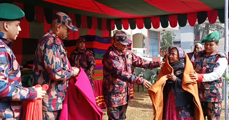 জয়পুরহাটে দুঃস্থদের মাঝে শীতবস্ত্র বিতরণ করেছে বিজিবি